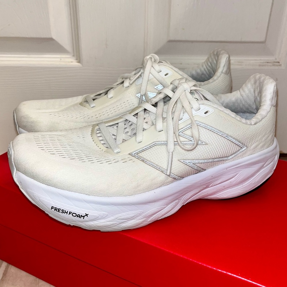 New balance, fresh foam X 1080 V14 women’s 8
White and Beige Newish in box